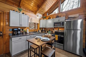 Fridge, microwave, oven, stovetop - Location-Quiet-HotTub-Fireplace (Pigeon Forge)