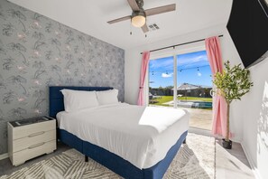 4 quartos, escrivaninha, ferros/tábuas de passar roupa, berço de viagem