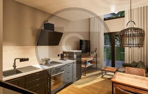 Frigorífico, placa de cocina y utensilios de cocina
