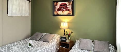 1 bedroom, desk