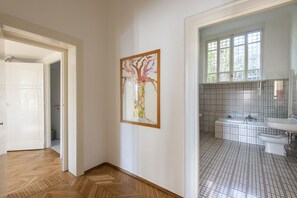 Secadora de cabello y bidet 