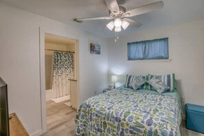 6 soverom, skrivebord, strykejern/-brett og reiseseng for barn