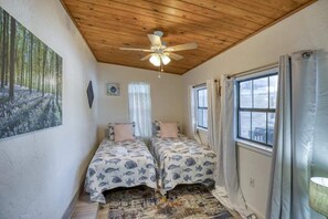 6 bedrooms, desk, iron/ironing board, travel cot