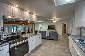 Fridge, microwave, oven, stovetop - ParadiZe on Lake LBJ Entire Prop (Kingsland)