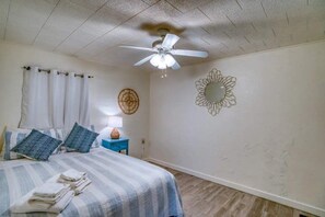 6 bedrooms, desk, iron/ironing board, travel crib