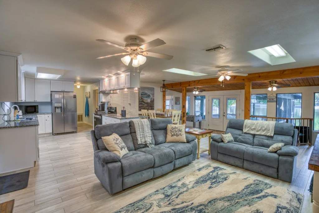 Una Smart TV, un futbolín, una mesa de tenis de mesa, libros