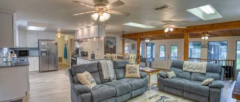 TV connectée, baby-foot, table de tennis de table, livres