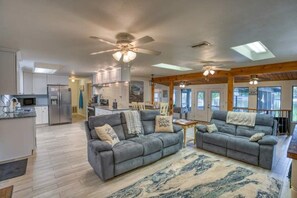 Smart TV, foosball, table tennis, books - ParadiZe on Lake LBJ Entire Prop (Kingsland)