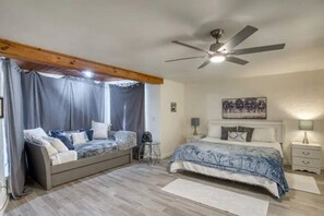 6 habitaciones, escritorio y tabla de planchar con plancha