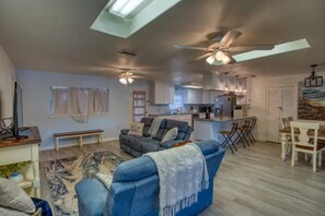 Smart-TV, fotballspill, bordtennis og bøker