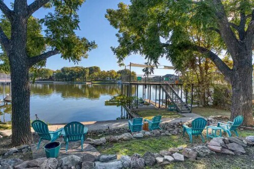 ParadiZe on Lake LBJ Open water 6 Bed 5 Bth Boat slip 2 jet ski ramps