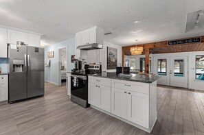 Fridge, microwave, oven, stovetop - ParadiZe on Lake LBJ Open water 6 Bed 5 Bth Boat slip 2 jet ski ramps (Kingsland)