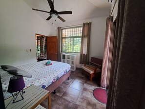 Dobbeltrom – comfort, 1 queensize-seng, ikke-røyk, hageutsikt | Senger med Select Comfort-madrass og individuelt dekorert