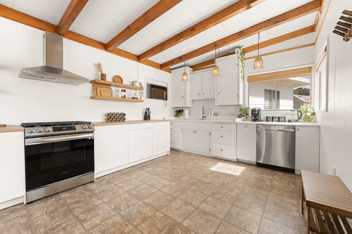 Private and secluded desert cabin with views. Close to JTNP and Pioneertown 