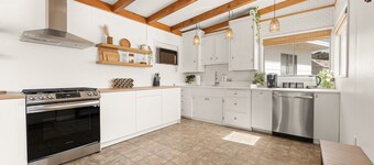 Private and secluded desert cabin with views. Close to JTNP and Pioneertown 