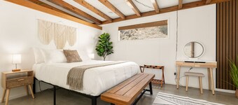 Private and secluded desert cabin with views. Close to JTNP and Pioneertown 