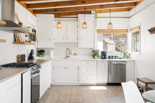 Private and secluded desert cabin with views. Close to JTNP and Pioneertown 