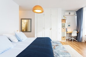 2 bedrooms, iron/ironing board, WiFi, bed sheets
