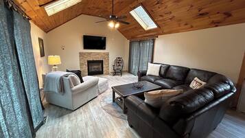 Smart-tv, een open haard en boeken