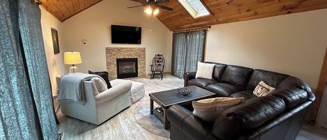 TV connectée, cheminée, livres