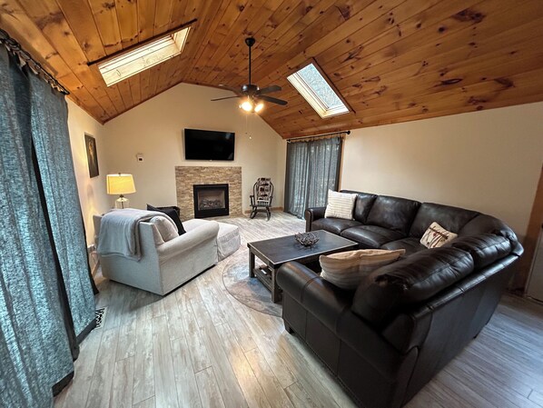 Smart-tv, een open haard en boeken