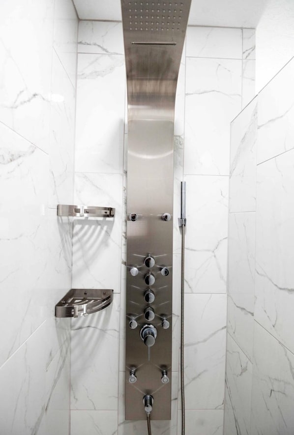 Douche, sèche-cheveux, serviettes fournies, savon