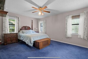 4 habitaciones, tabla de planchar con plancha, wifi y ropa de cama 