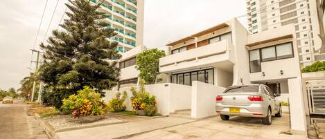 Fachada de la propiedad