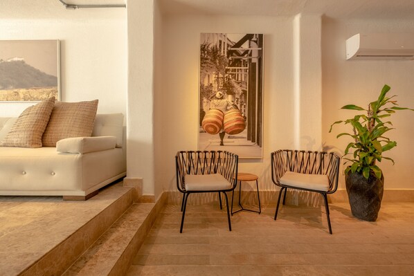House, 4 Bedrooms | Living area | 40-inch Smart TV with cable channels