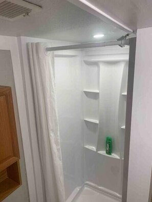 Dusche, Haartrockner, Handtücher