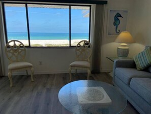 Televisor intel·ligent i llibres 