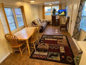 Smart TV, books - Dog-friendly Kit Carson Cottage on Coal Creek - Boulder/Golden (Golden)