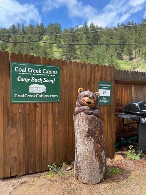 Property grounds - Dog-friendly Kit Carson Cottage on Coal Creek - Boulder/Golden (Golden)