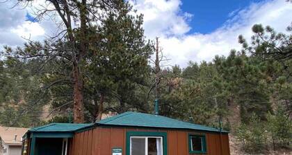 Dog-friendly Lewis & Clark Cabin on Coal Creek - Boulder/Golden