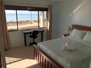 3 bedrooms, iron/ironing board, travel cot, free WiFi - AMI Beach + Gulf View Retreat - Dog-friendly (Bradenton Beach)