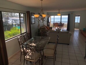 Smart TV, books - AMI Beach + Gulf View Retreat - Dog-friendly (Bradenton Beach)