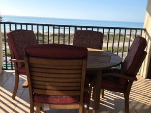 Outdoor dining - AMI Beach + Gulf View Retreat - Dog-friendly (Bradenton Beach)