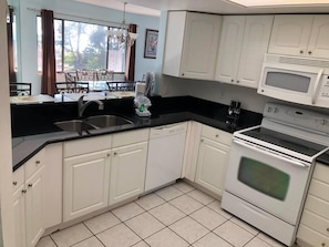 Fridge, microwave, oven, stovetop - AMI Beach + Gulf View Retreat - Dog-friendly (Bradenton Beach)