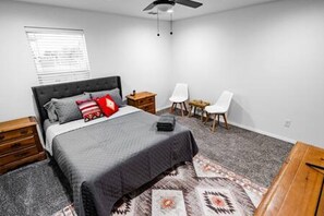 3 soverom, skrivebord, strykejern/-brett og reiseseng for barn