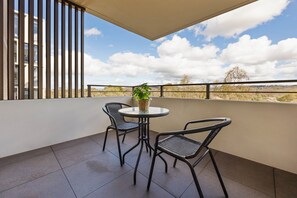Outdoor dining - Spacious and Brand New 2bd 2bth uniti in Dickson with free parking and WiFi  (Dickson)