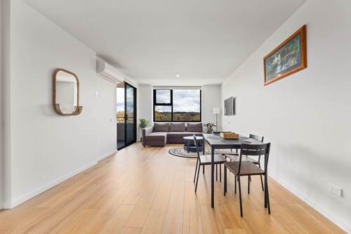 Spacious and Brand New 2bd 2bth uniti in Dickson with free parking and WiFi 