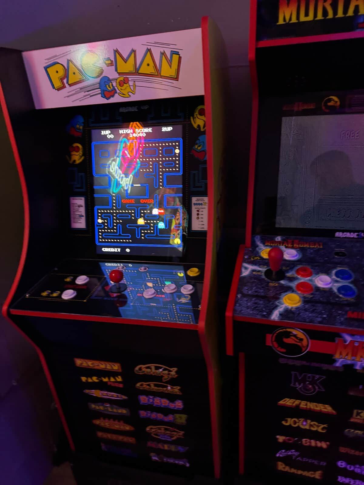 Máquinas de arcade con pantallas de juego, paneles de control y varios títulos.