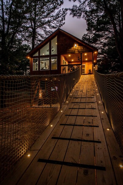 Romantic couples getaway in the treetops.