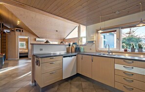 Fridge, microwave, stovetop, dishwasher - Amazing home in Oksbøl with WiFi (Oksbøl)