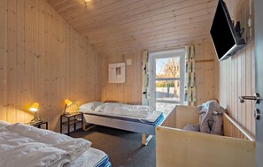 4 bedrooms, travel crib, free WiFi
