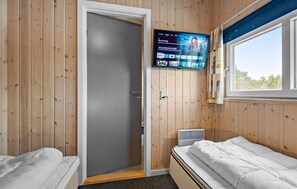 4 bedrooms, travel crib, free WiFi - Amazing home in Oksbøl with WiFi (Oksbøl)