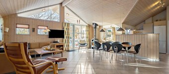 Amazing home in Oksbøl with WiFi