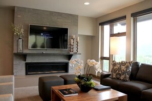 Smart TV, fireplace - Grand Colorado Peak 8 Resort - 1 BR/1.5 BA Ski-in/Ski-out Villa - Breckenridge (Breckenridge)