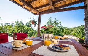 Outdoor dining - 2 bedroom nice home in Veprinac (Veprinac)