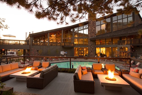 Hot Tub. Western Suite with Balcony!